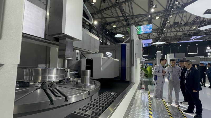 立式加工中心：加工精度与稳定性的关键选择